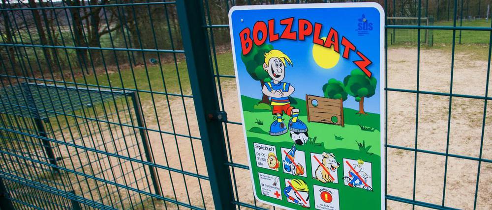 Hier darf es scheppern. Hinter Gittern kann man sich als Fußballer frei fühlen.