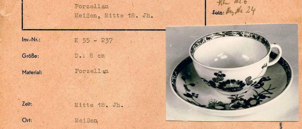Die Karteikarte des einstigen DDR-Museums für Deutsche Geschichte führt eine während der Bodenreform enteignete Porzellantasse auf. Das Deutsche Historische Museum hat sie inzwischen ihren ursprünglichen Besitzern wiedergegeben.