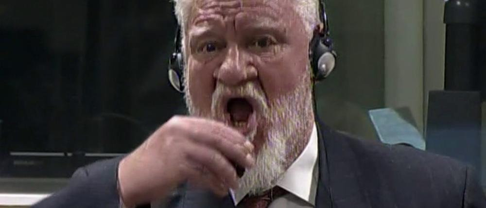 Der Angeklagte Slobodan Praljak trinkt das Gift.