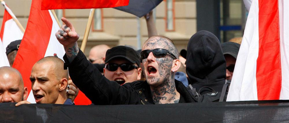 Neonazis ziehen demonstrierend durch Berlin.