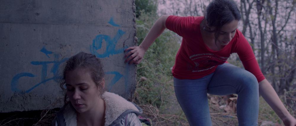 Denisa (Iulia Lumânare) und Lidia (Corina Moise) arbeiten auf dem Strich.