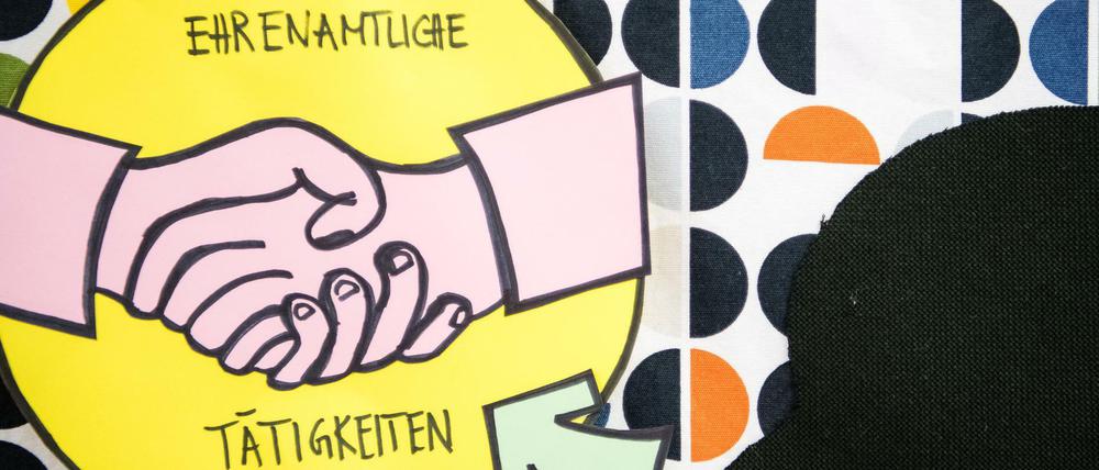 Ehrenamtliche Tätigkeiten werden in Schwäbisch Gmünd (Baden-Württemberg) an der Wand einer Beratungsstelle für Flüchtlinge gewürdigt.