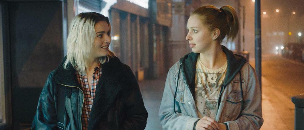Zarte Bande. Auf der Suche nach einem Date lernt Mary (Seana Kerslake, rechts) die Sängerin Jess (Tara Lee) kennen.
