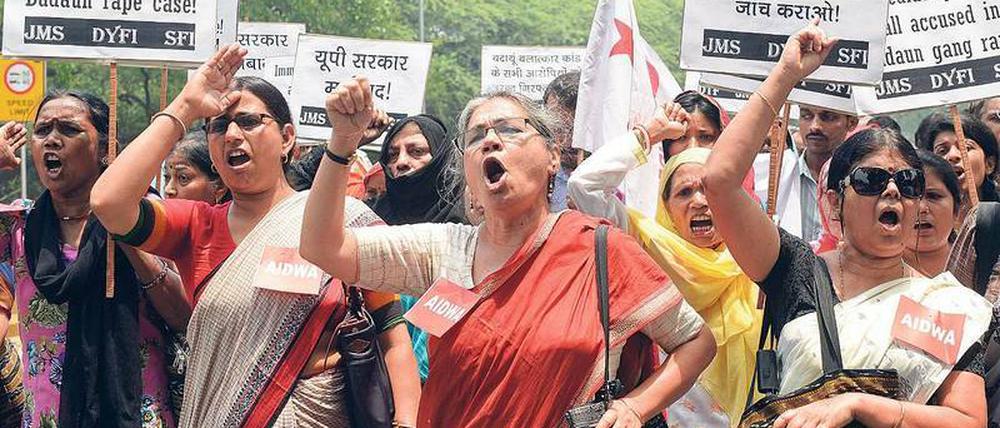 Aktivistinnen demonstrieren in Indien gegen Männergewalt.