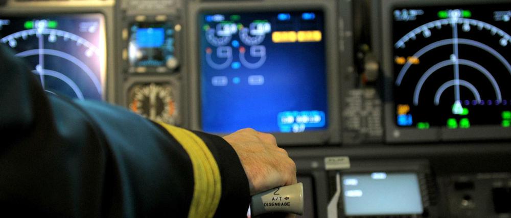 Das Cockpit einer Boeing 737-800.