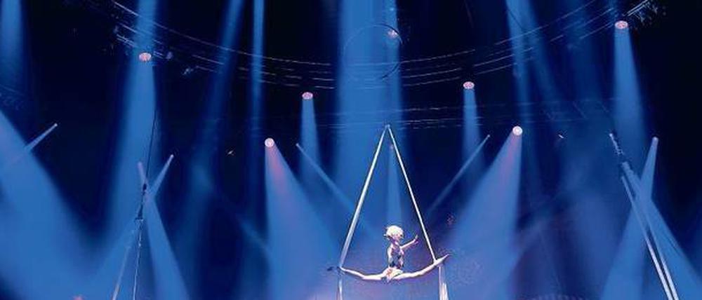 Blaues Wunder. Roncalli-Zirkusartisten im Tempodrom.