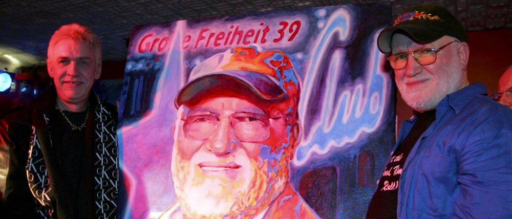 Der Maler Kurt Schulzke (links) präsentiert Horst Fascher zum 70. ein Plakat im Stage Club in Hamburg.