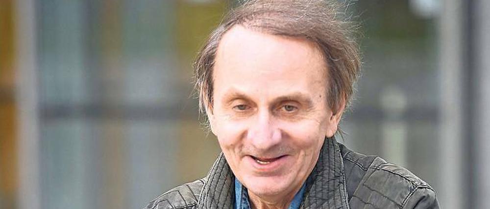 Zwischen Clown und Clochard. Michel Houellebecq inszeniert sich als Antityp der Medienwirksamkeit und wird genau dadurch medienwirksam.