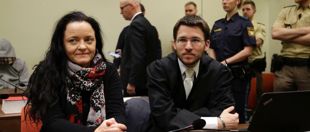 Die Angeklagte im NSU Prozess, Beate Zschäpe, sitzt am 20.12.2017 neben ihrem Anwalt Mathias Grasel im Oberlandesgericht in München (Bayern).