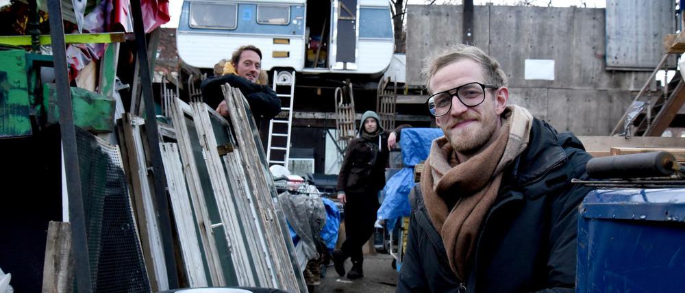 Hinter dem Jonny Knüppel steht ein Kollektiv, dazu gehören Jakob Turtur (r.), Johannes Heereman (l.) und Lorenz Bethmann. Momentan ruht der Clubbetrieb, weil der Umbau für die geforderten Auflagen läuft.