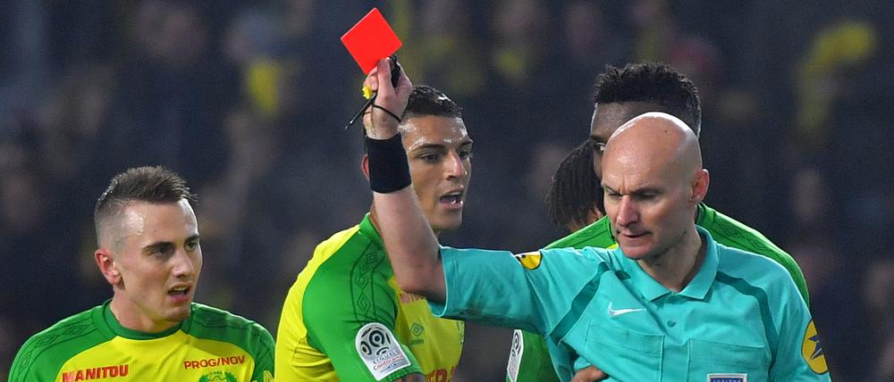 Tony Chapron traf eine sehr merkwürdige Entscheidung in der Ligue 1.