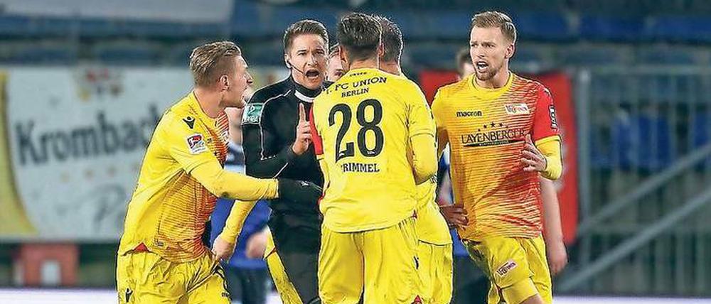 Alle gegen einen. Die Berliner waren nach dem Schlusspfiff ziemlich sauer auf Schiri Tobias Reichel.