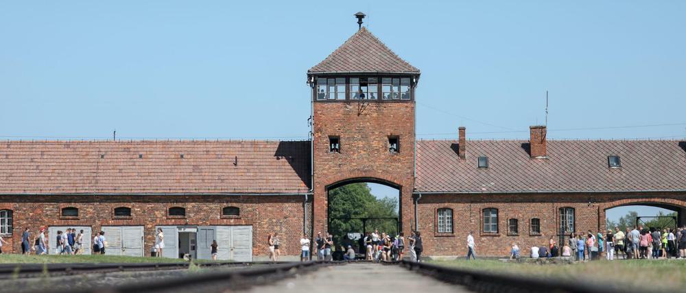 Gleise zum Eingang des früheren deutschen Vernichtungslagers Auschwitz-Birkenau in Polen