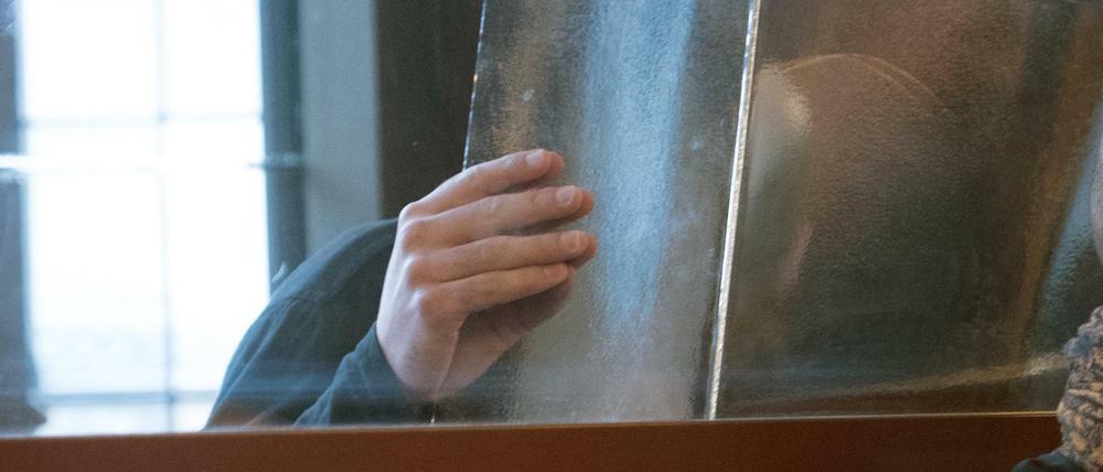 Prozess gegen Männer aus dem Umfeld von Anis Amri in Berlin: Ein Angeklagter verbirgt sein Gesicht.
