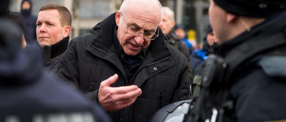 Gerhard Ittner diskutiert während einer Demonstration auf dem Postplatz mit Polizisten.