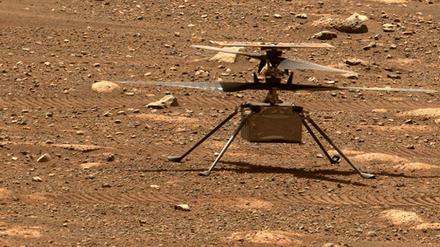 Das Foto zeigt den Hubschrauber «Ingenuty» am 7. April 2021 auf dem Mars. Nach drei Jahren erlitt das kleine Erkundungsfahrzeug nun einen Rotorenschaden.