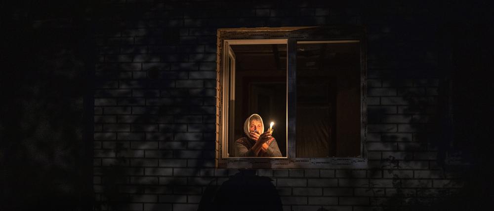 Eine 70-jährige Frau aus Borodyanka harrt während der Stromausfälle mit einer Kerze als Lichtquelle aus.
