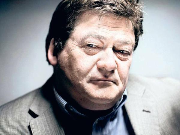 John Burnside gehört zu den bedeutendsten Erzählern und Dichtern unserer Zeit. An der St. Andrews University lehrt er Kreatives Schreiben.