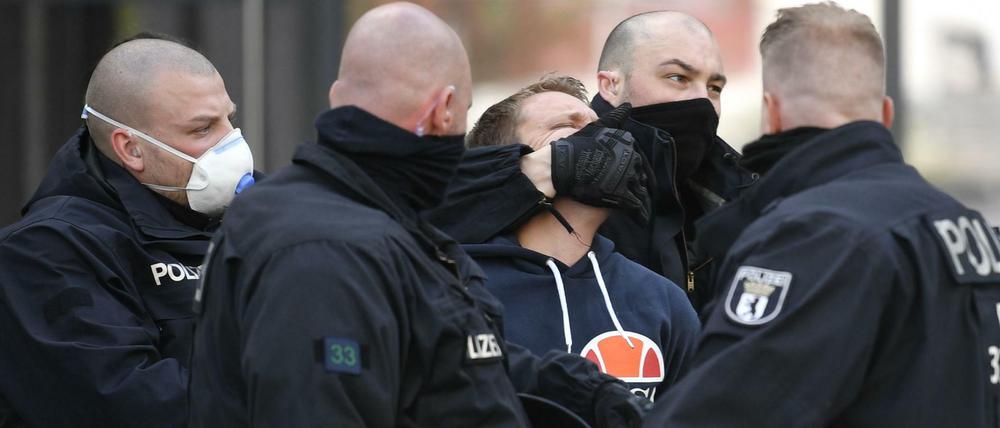 Einsatz auf der Hygienedemo. Die Polizisten gingen auch gegen Antisemitismus vor.