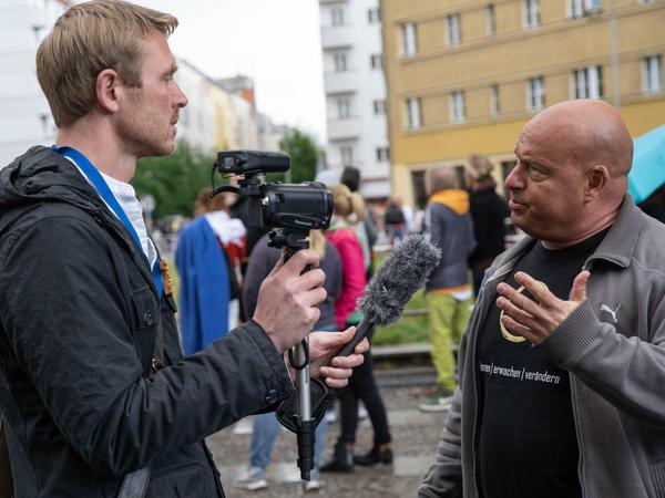 Antisemit bei Corona-Protest. Der Rechtsextremist Nikolai Nerling (links), Eigenbezeichnung "Volkslehrer", bei einer Demonstration in Berlin gegen staatliche Maßnahmen zur Eindämmung der Coronakrise
