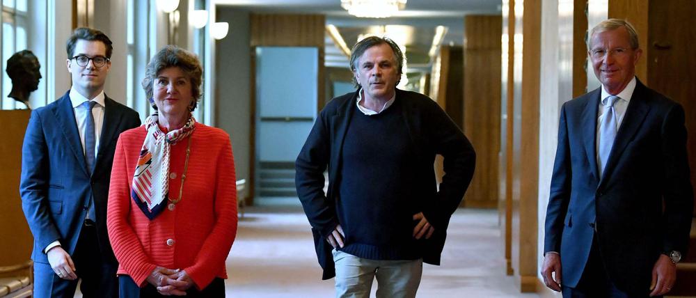 Das Festspieldirektorium Helga Rabl-Stadler, Markus Hinterhäuser und Lukas Crepaz, hier mit Landeshauptmann Wilfried Haslauer (re.), plant 2020 in kleinerem Rahmen.