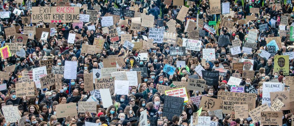 Gegen Rassismus. In Deutschland gegen nach dem Tod von George Floyd Weiße und Schwarze gemeinsam auf die Straße.