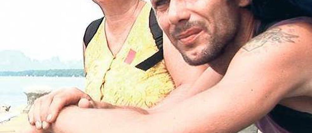Der missbrauchte Mann. Michael Stock, Dokumentarfilmer in eigener Sache, nähert sich seinem Vatertrauma – auf einer Thailandreise mit der Mutter.