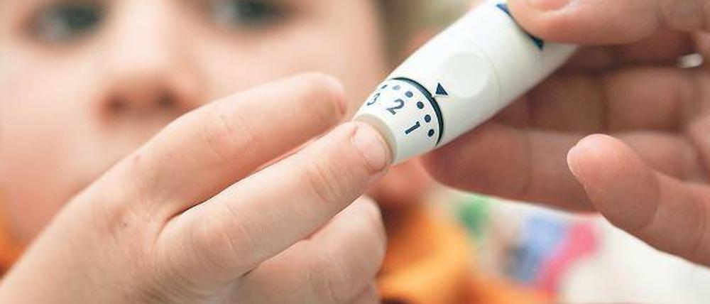 Bei Diabetikern ist Kontrolle immer noch besser. Für die richtige Dosierung des Insulins ist eine regelmäßige Blutzuckerbestimmung erforderlich.