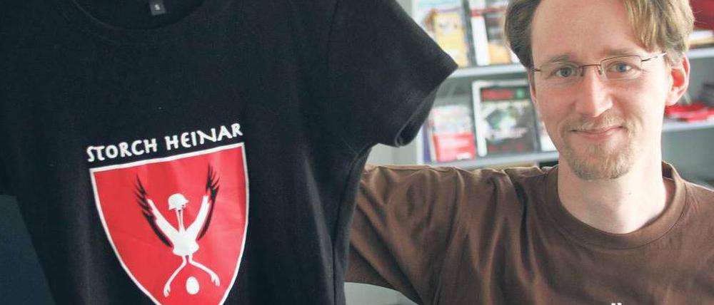 Umstrittenes Logo: Mathias Brodkorb mit einem Storch-Heinar-T-Shirt. Foto: ddp