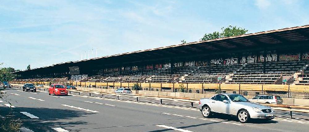 Zehntausende fahren jeden Tag an der Avus-Tribüne entlang.