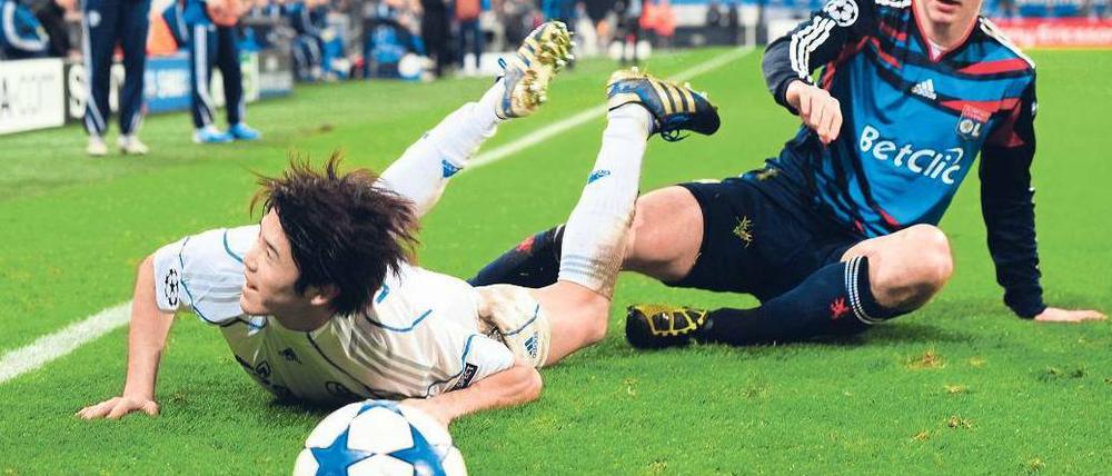Rutsch ins Glück. Durch den 3:0-Sieg über Olympique Lyon haben sich Atsuto Uchida (links) und die anderen Schalker vorzeitig für das Achtelfinale der Champions League qualifiziert.