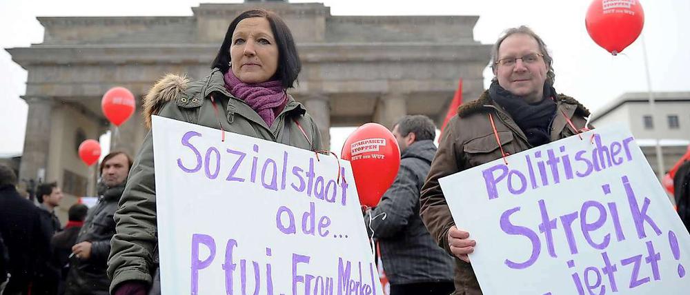 "Sozialstaat ade - Pfui Frau Merkel" steht am 26.11.10 in Berlin bei einer Demonstration gegen das Sparpaket der Bundesregierung auf Plakaten. Doch selbst Ökonomen erkennen langsam: Der Sozialstaat hat positive Effekte.