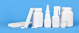 Medikamente gegen Erkältung und Grippe. Nasenspray, Rachenspray, Pillen und Taschentücher auf blauem Hintergrund mit Kopierraum || Mindestpreis 20 Euro 