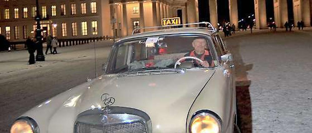 In einem Taxi durch Berlin - ein neuer Taxameter soll in den kommenden Jahren Manipulationen verhindern.