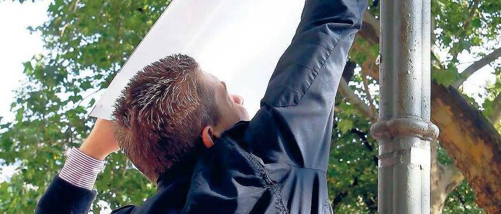 Wahl-Nachlese.Trotz Bußgeldern sind noch immer nicht alle Wahlplakate verschwunden. CDU-Kandidat Stefan Evers aus Wilmersdorf legte selbst Hand an. Foto: Davids