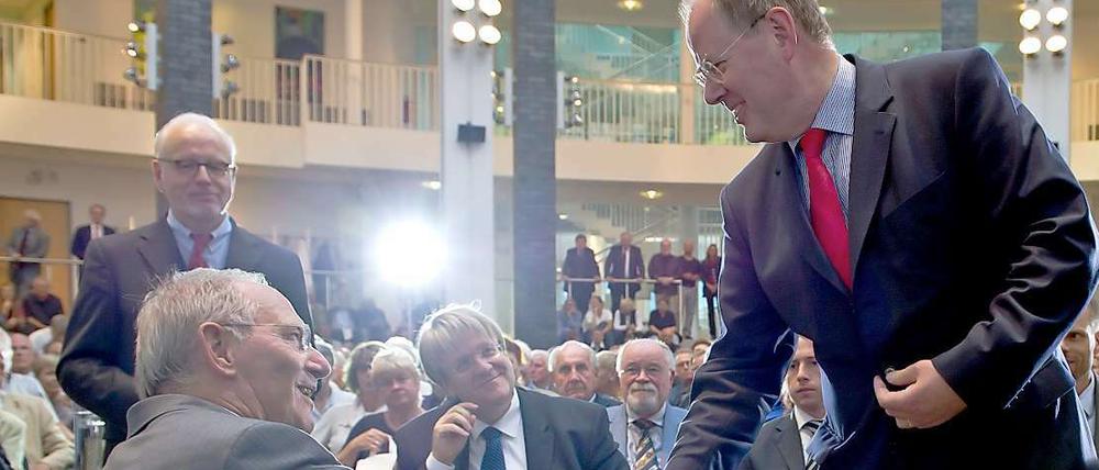 Damals und heute. Ex-Finanzminister Peer Steinbrück (rechts) mit dem Amtsinhaber Wolfgang Schäuble.