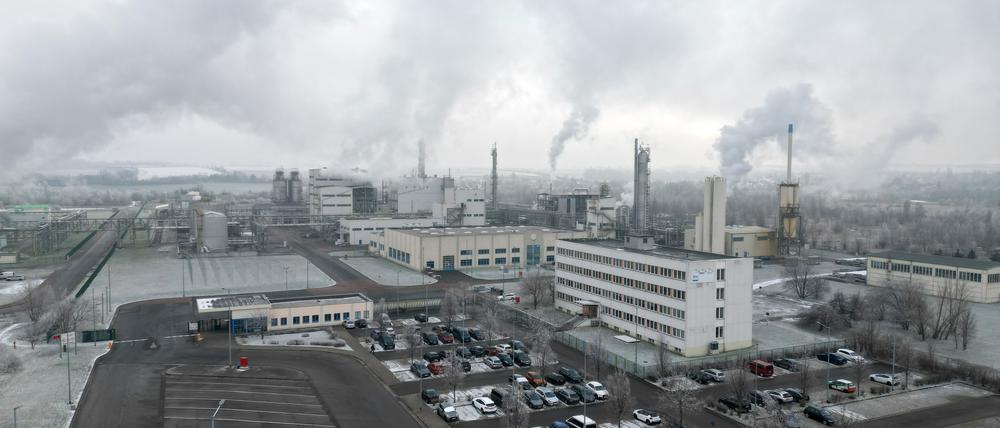 Werksanlagen stehen im Chemie- und Industriepark Zeitz. 