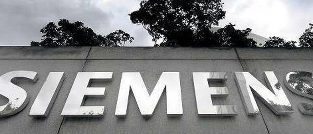 Dunkle Wolken über Siemens. Konzernchef Peter Löscher will angeblich bis zu 10 000 Stellen streichen.