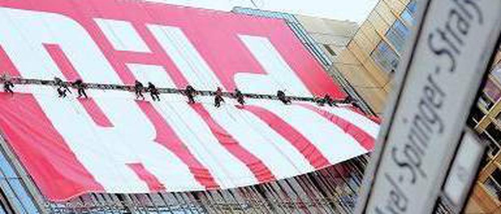 Vorhang auf, Bezahlschranke runter: „Freemium“ nennt sich das Modell, das die „Bild“-Zeitung am heutigen Montag vorstellen will. Foto: dpa