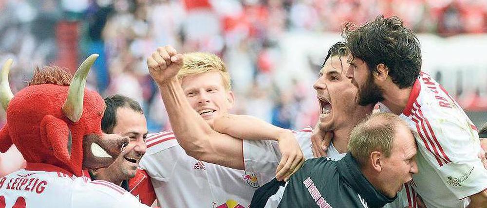 Roter Jubel. Zweimal verpasste Rasenballsport Leipzig den Aufstieg in die Dritte Liga. Nach dem 2:0 gegen Lotte kann es der Retortenklub im Rückspiel am Sonntag schaffen.