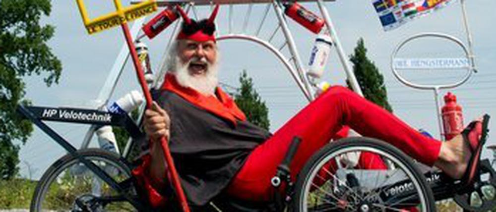 Didi Senft und sein Eiffelturm-Liegerad. Auch dieses Jahr nimmt der Brandenburger Fahrrad-Enthusiast an der Tour teil.