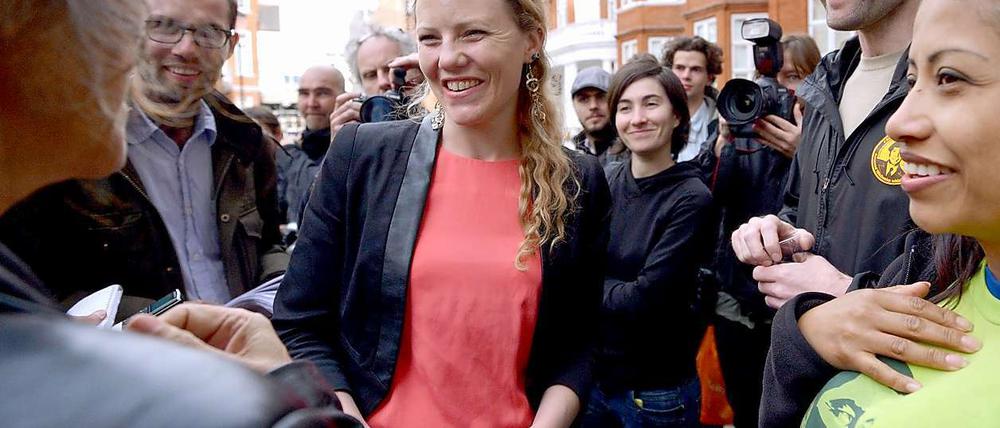 Die Wikileaks-Aktivistin Sarah Harrison ist eine sehr schlanke, attraktive Frau, auf diesem Bild trägt sie blonde Haare.
