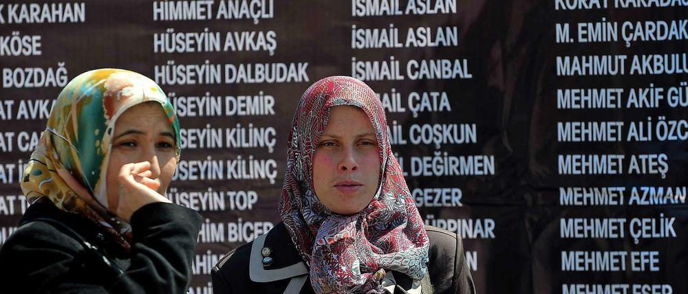 Angehörige in der Türkei tragen ein riesiges schwarzes Banner mit den Namen der 301 Opfer der Grubenkatastrophe in der Provinz Manisa im Mai 2014.