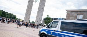 Die Polizei steht vor dem Olympiastadion in Berlin. (Symbolbild)