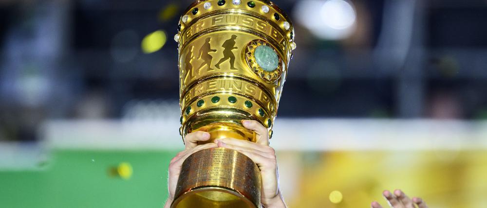 Der DFB-Pokal wird künftig nicht „Franz-Beckenbauer-Pokal“ heißen, wenn es nach einer Mehrheit der Deutschen geht.
