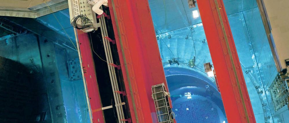 Das blaue Leuchten. Wartungsarbeiten über dem geöffneten und gefluteten Reaktorkern im AKW Grundremmingen.