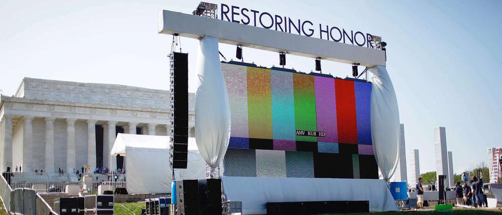 Arbeiter bauen die Bühne für das Restoring-Honor-Event in Washington auf.