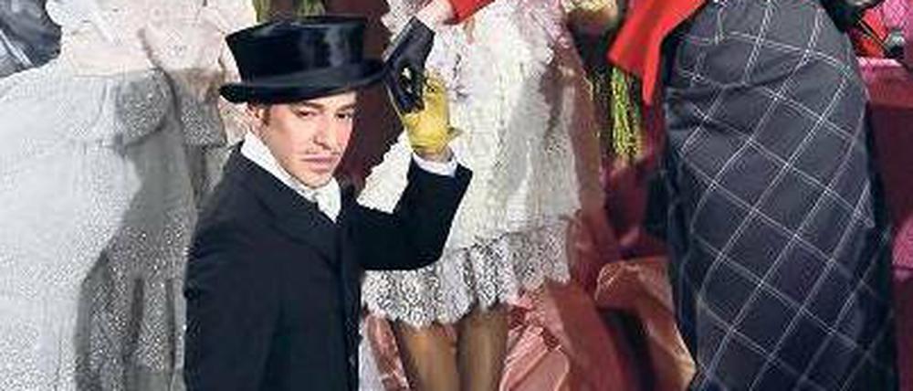 Kostümbildner unter den Designern. John Galliano inszenierte in seinen Schauen historische Szenen. In einer Welt von Schönheit und Drogen verlor sich ein einsamer Mann.