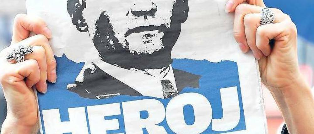 Ex-General als Vorbild. Eine Frau hält in Zagreb eine Zeitung hoch, in der Gotovina als Held bezeichnet wird. AFP