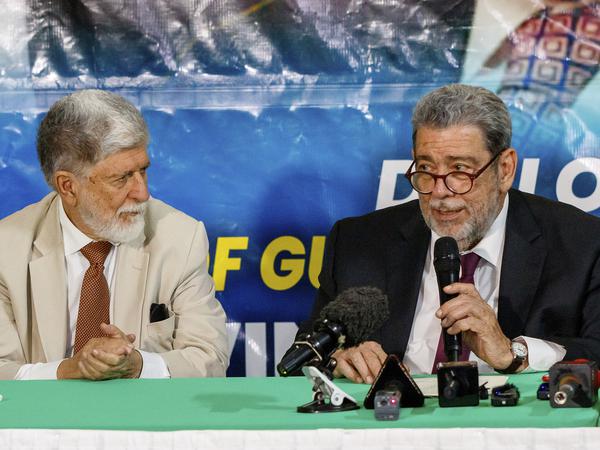 Der Ministerpräsident von St. Vincent und den Grenadinen, Ralph Gonsalves, und der brasilianische Chefberater des Präsidenten, Celso Amorim (links), bei der Pressekonferenz.
